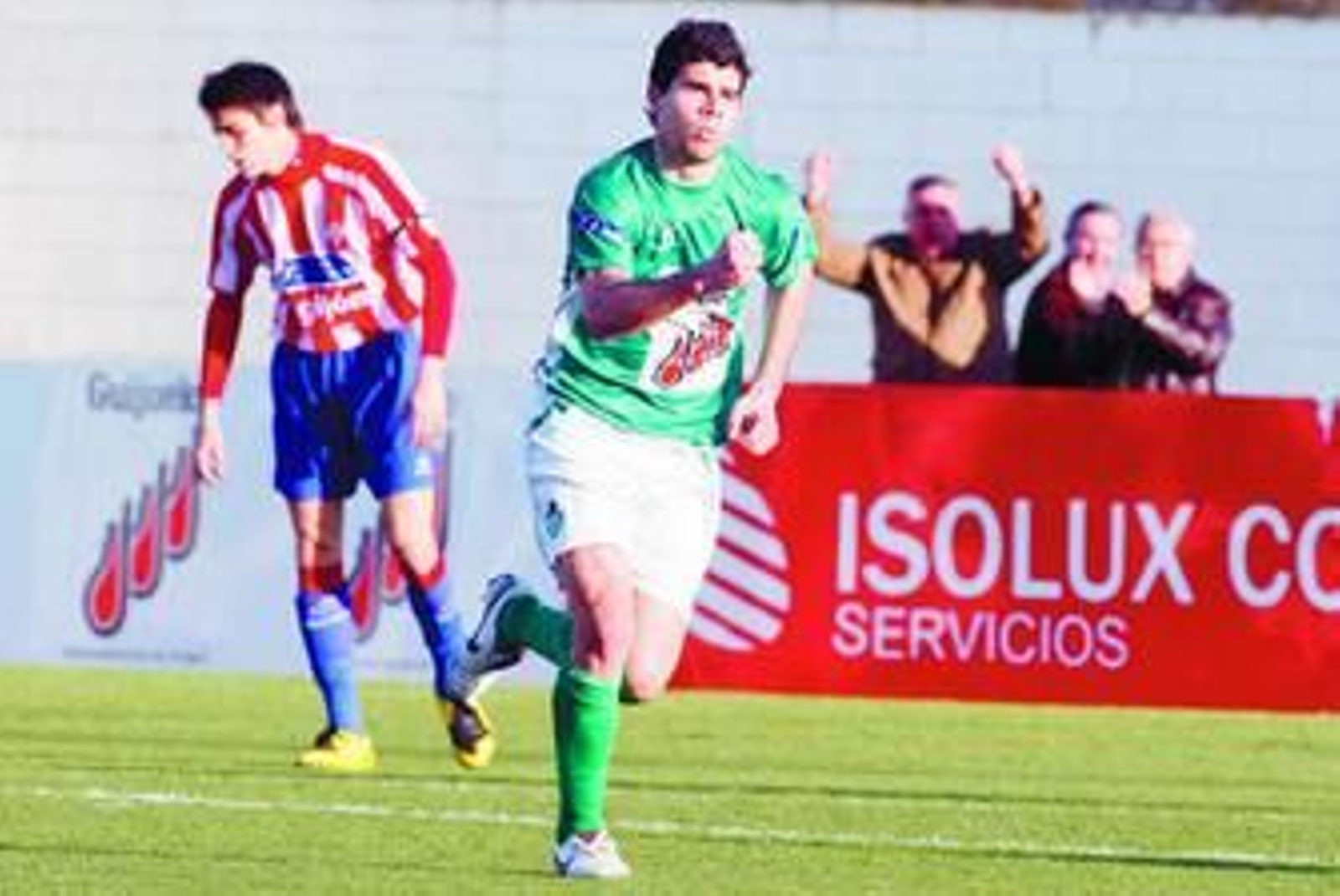 Ballesteros celebra un gol con la camiseta del Guijuelo.