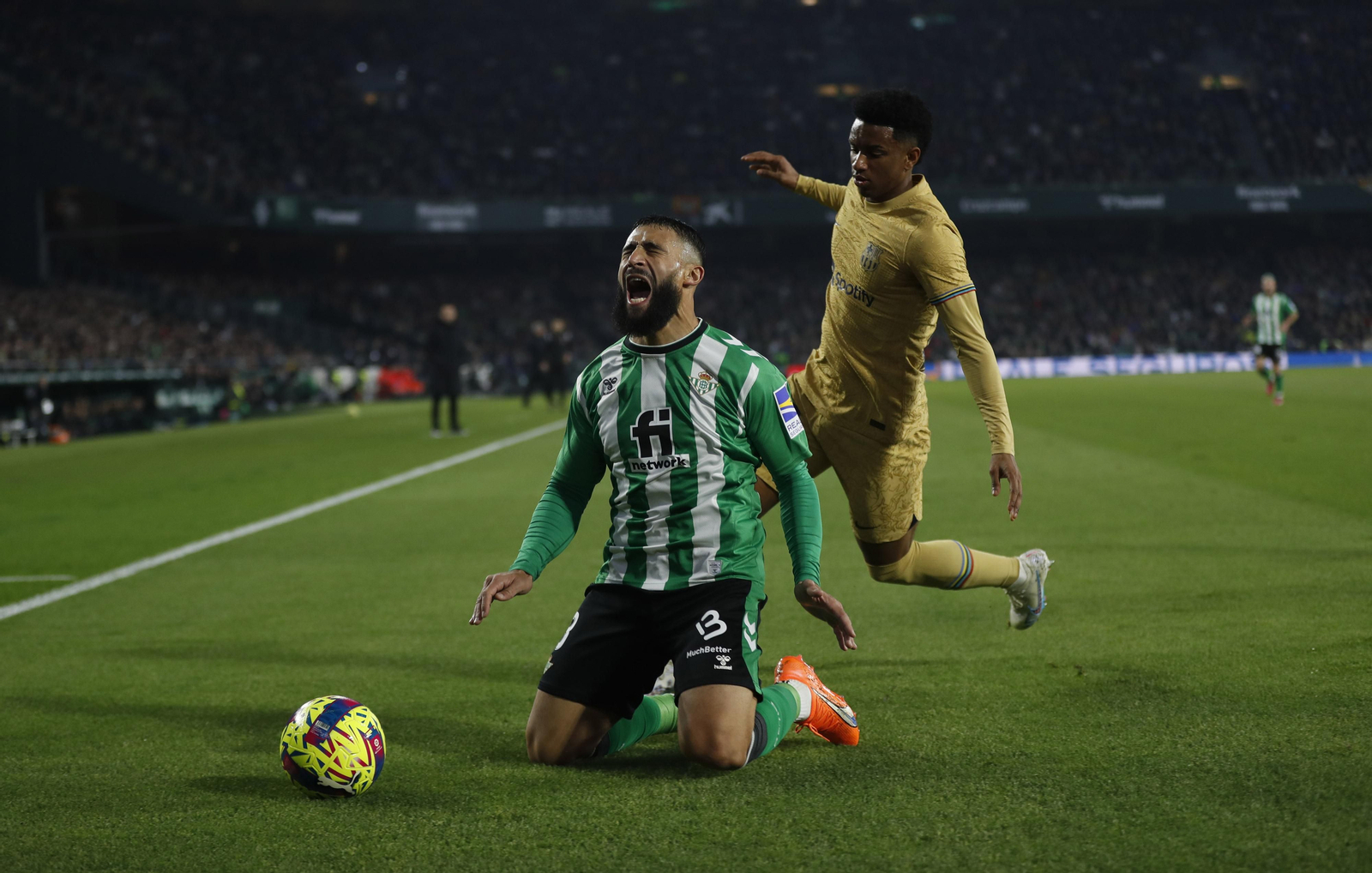 Fekir se duele en la caída en una jugada con Balde.