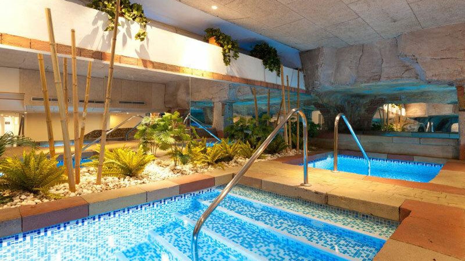 Una de las piscinas del spa.