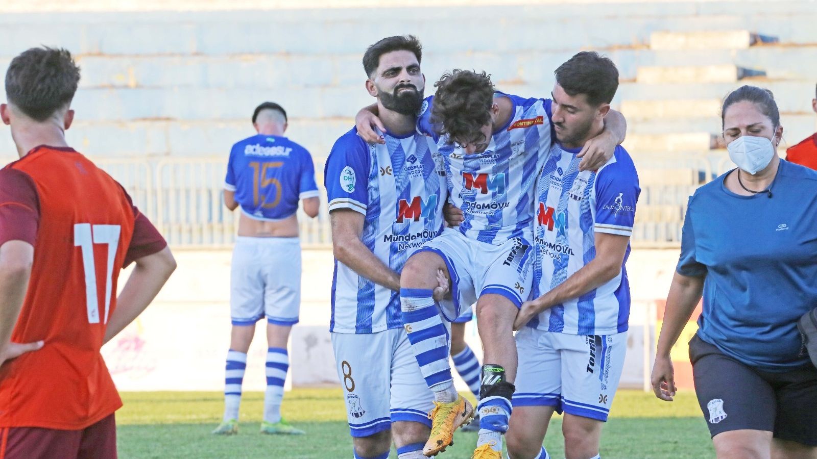 A Mateos se le subieron los gemelos y tuvo que salir del campo ayudado por Kevin y Cunete.