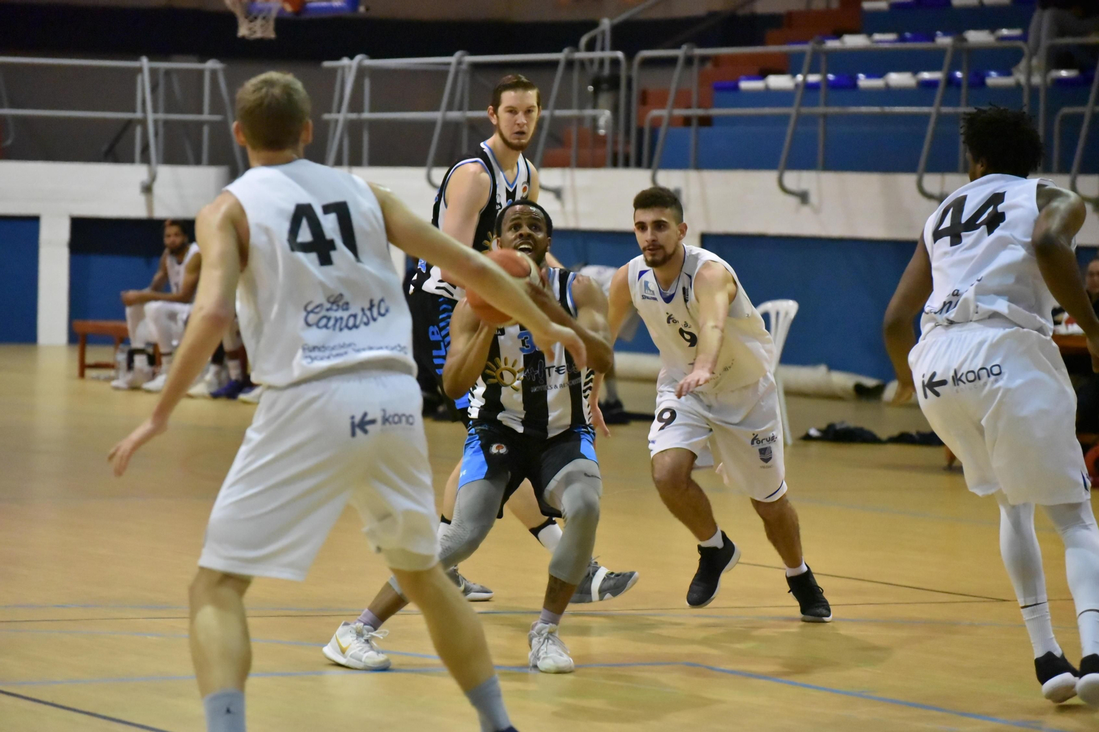 Rubén Perea (9) junto a DJ Irving en el ULB-Medacbasket de la pasada andadura.