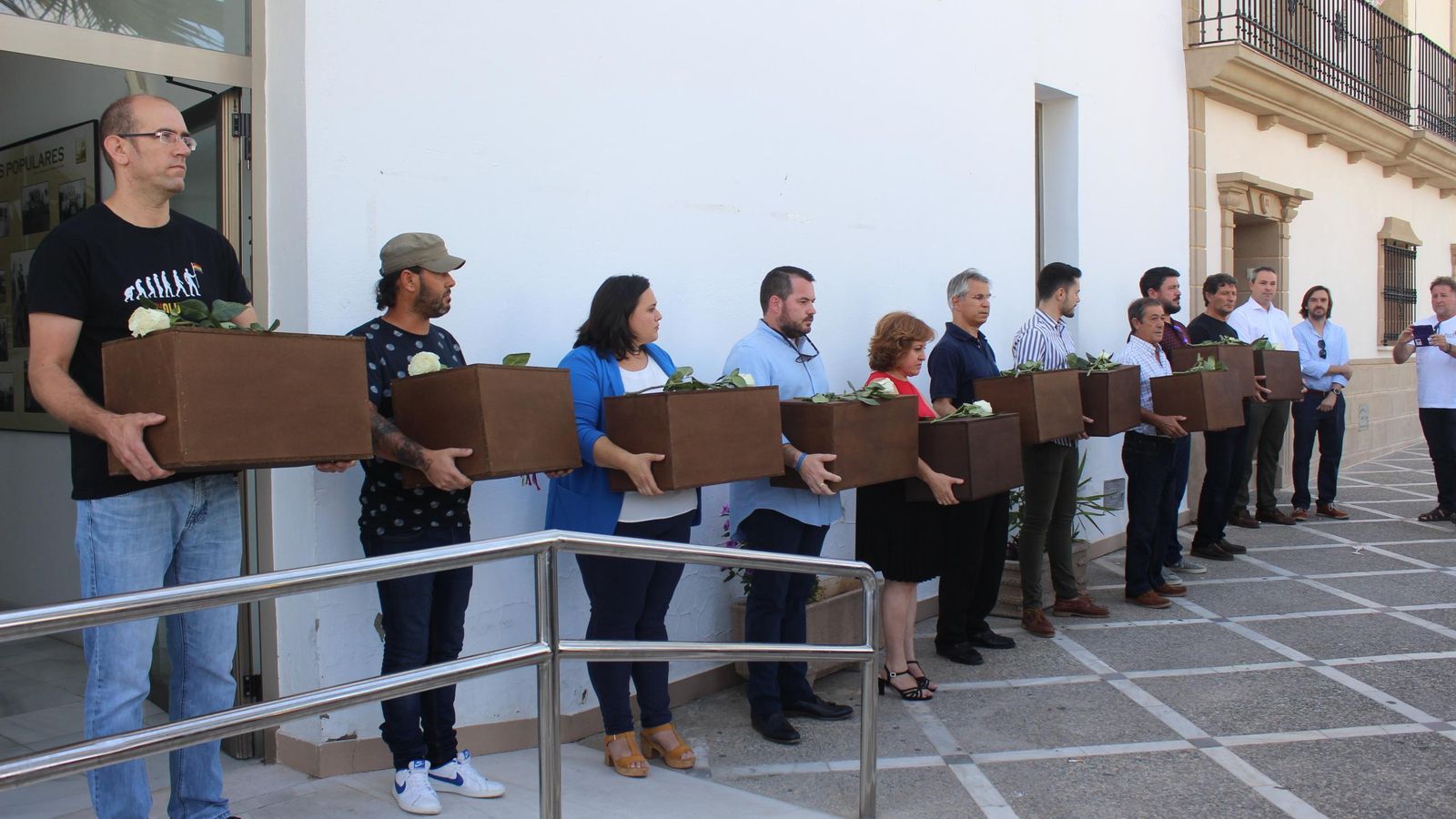 Familiares y allegados sostienen las cajas con los restos de los diez vecinos que han sido plenamente identificados 83 años después de su muerte violenta.