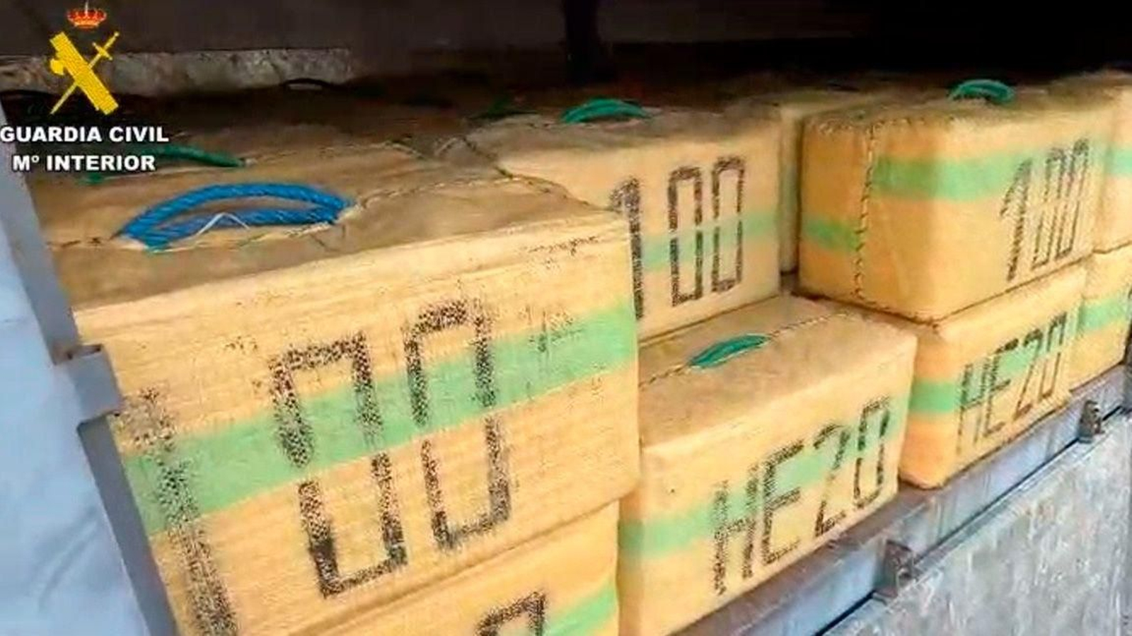 Fardos de hachís incautados de una narcolancha en Sanlúcar.