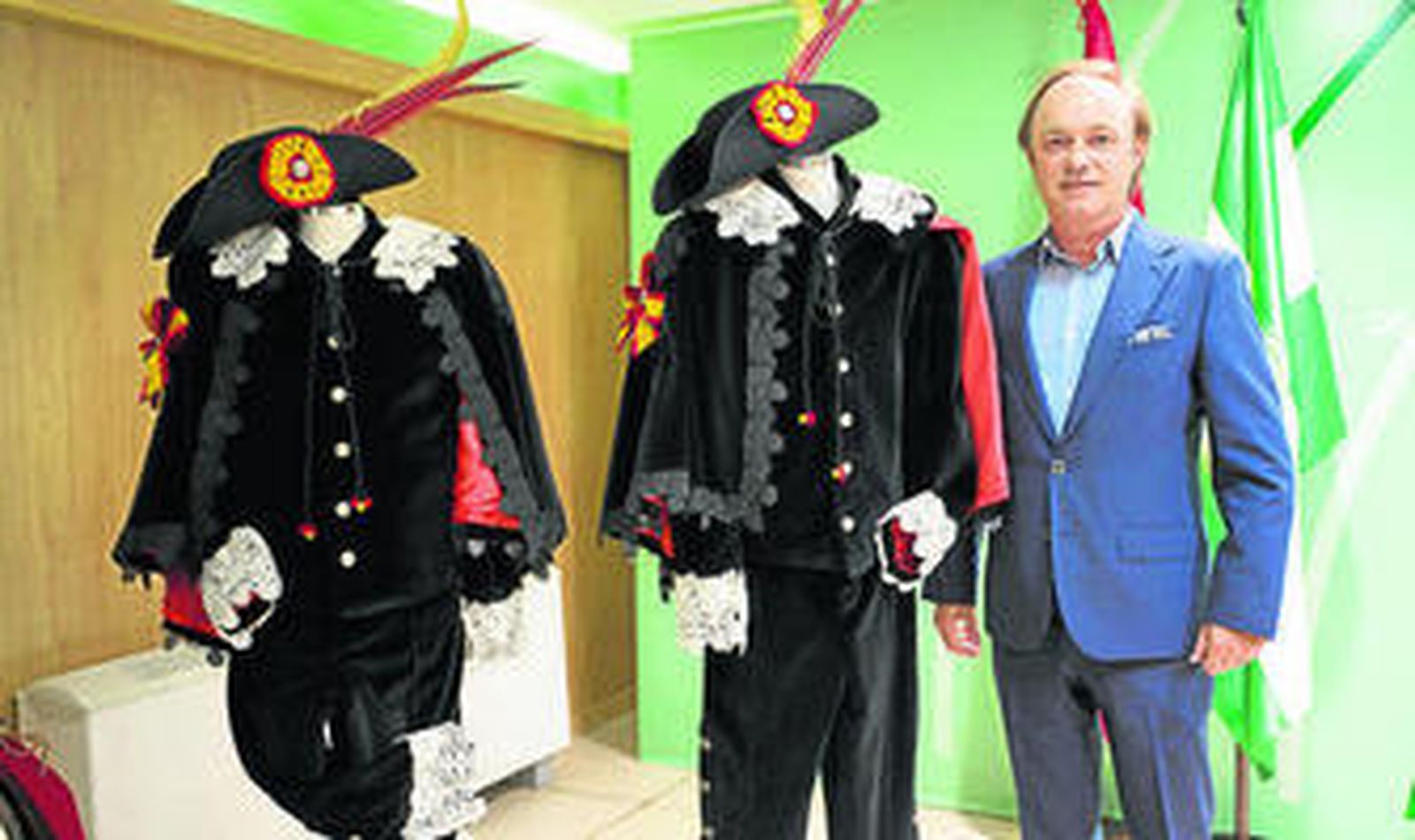 Ángel Palazuelos junto a los nuevos diseños.