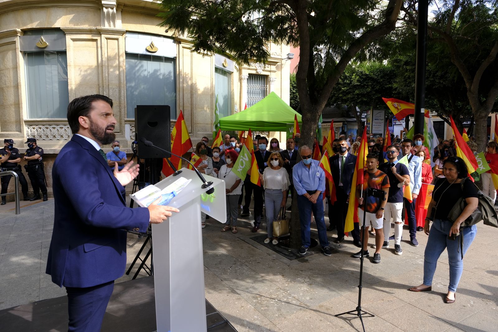 VOX Almería celebra el Día de la Fiesta Nacional en la plaza del Educador