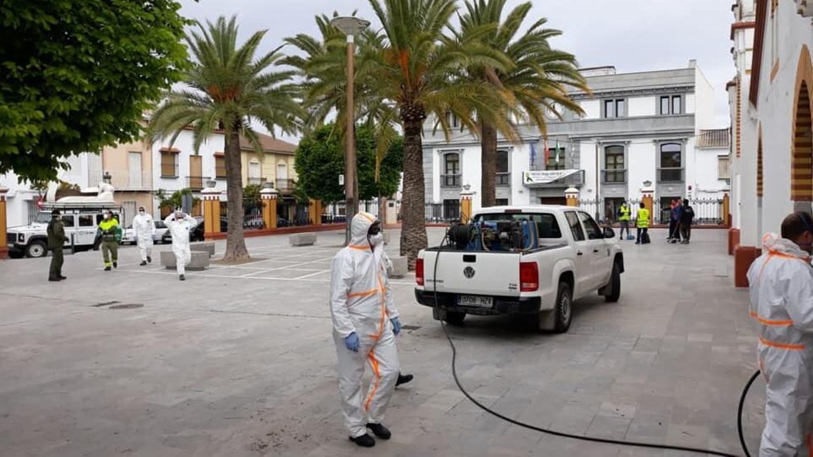 Operarios municipales llevan a cabo labores de limpieza y desinfección en Nueva Carteya.