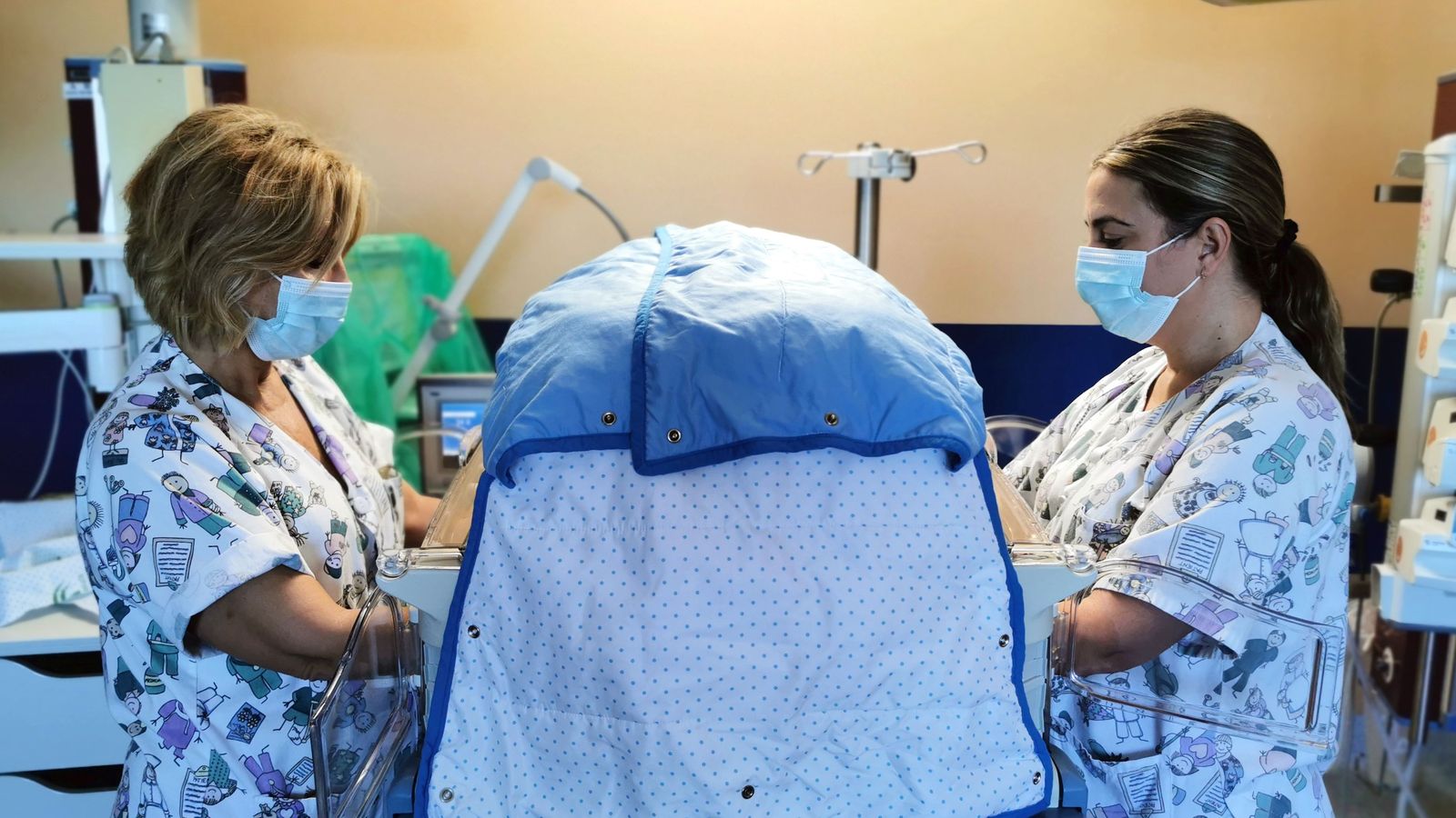 Enfermera y TCAE de Neonatología desarrollando cuidados centrados en el desarrollo y la familia