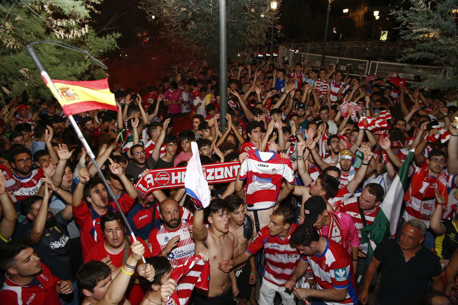 Las mejores imágenes de cómo Granada celebró el ascenso en la Fuente de las Batallas