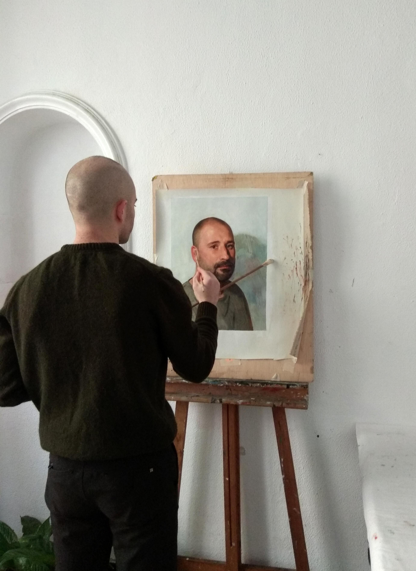 José Dodero pinta en su estudio.