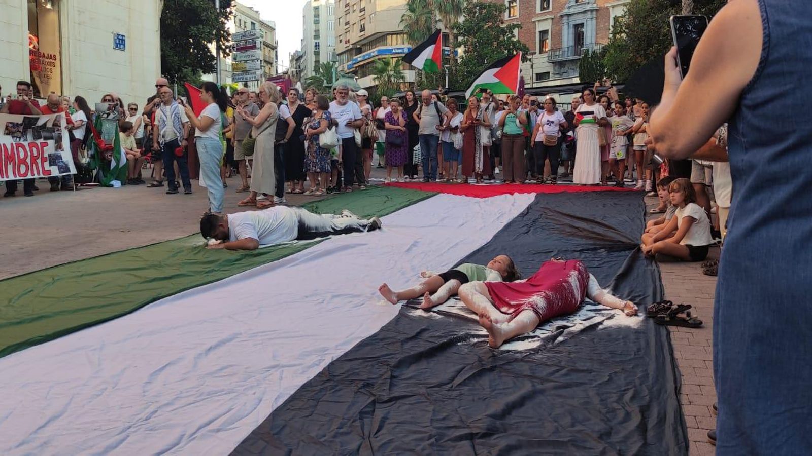 Performance representando la destrucción en Palestina.