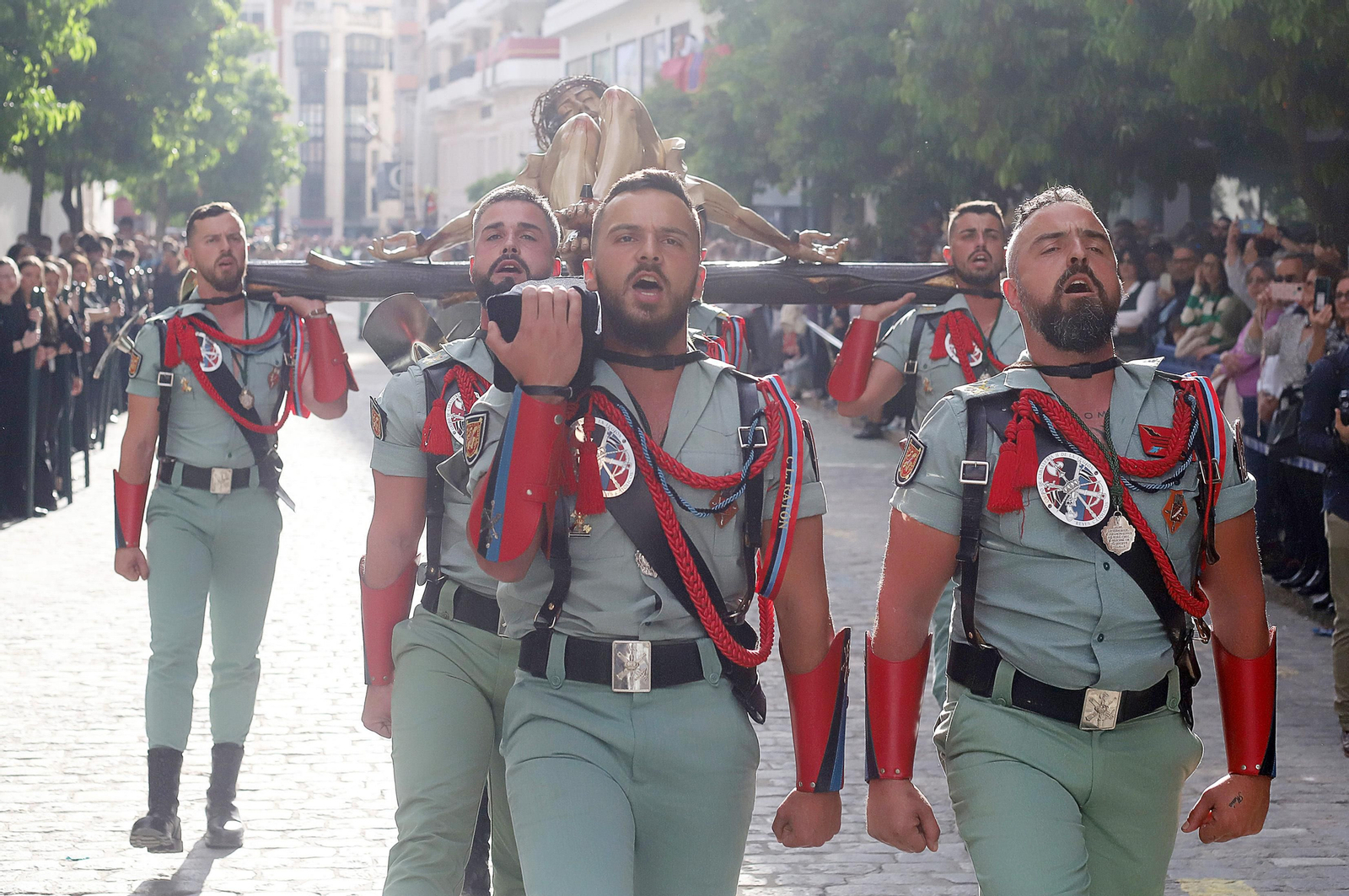 Sábado de Pasión: Imágenes de La Legión con el Cristo de la Vera+Cruz