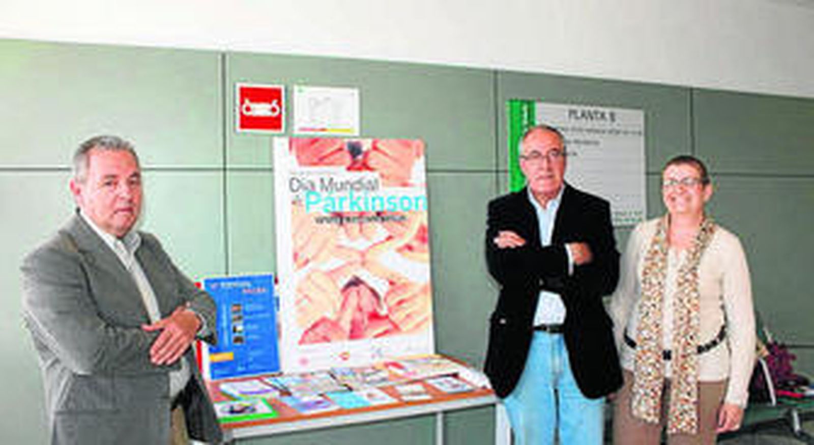 Mesa de la Asociación de Parkinson de Málaga, ayer, en el Clínico.