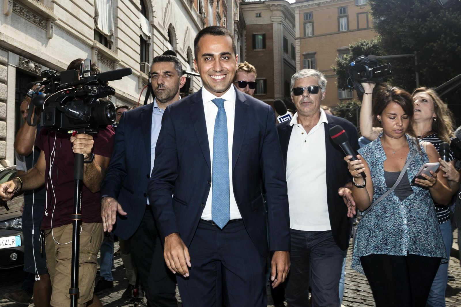 El líder del M5S, Luigi Di Maio, se encamina a una reunión con el máximo responsable del PD, Nicola Zingaretti.
