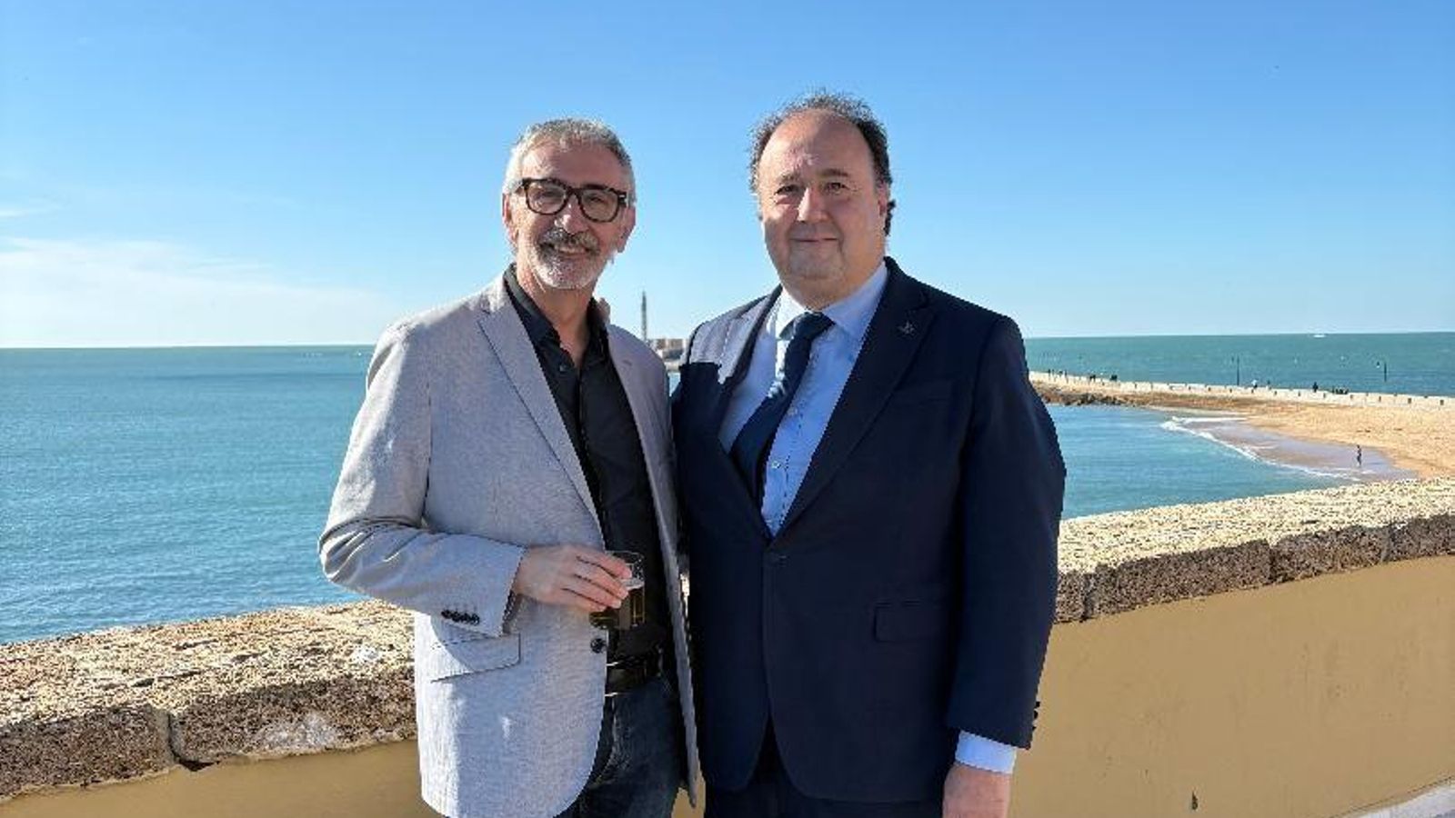 Francisco Piniella, con el actual rector de la Universidad de Cádiz, Casimiro Mantell.