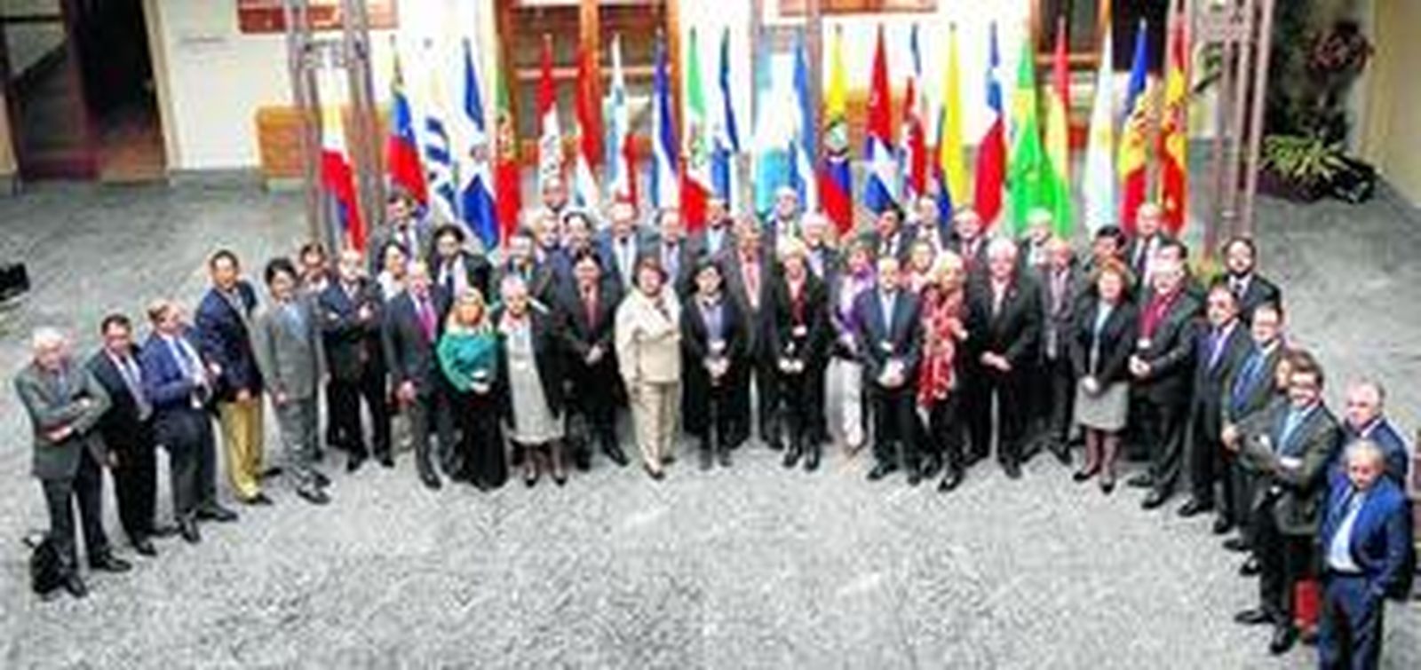 Foto de familia de los participantes en el Foro Parlamentario en el patio del Palacio de Congresos.