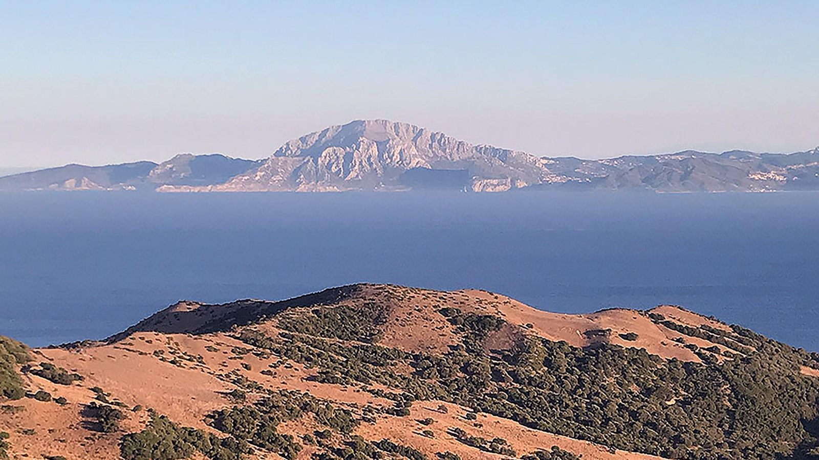 Vista del Estrecho de Gibraltar con África al fondo. Vista del Estrecho de Gibraltar con África al fondo.