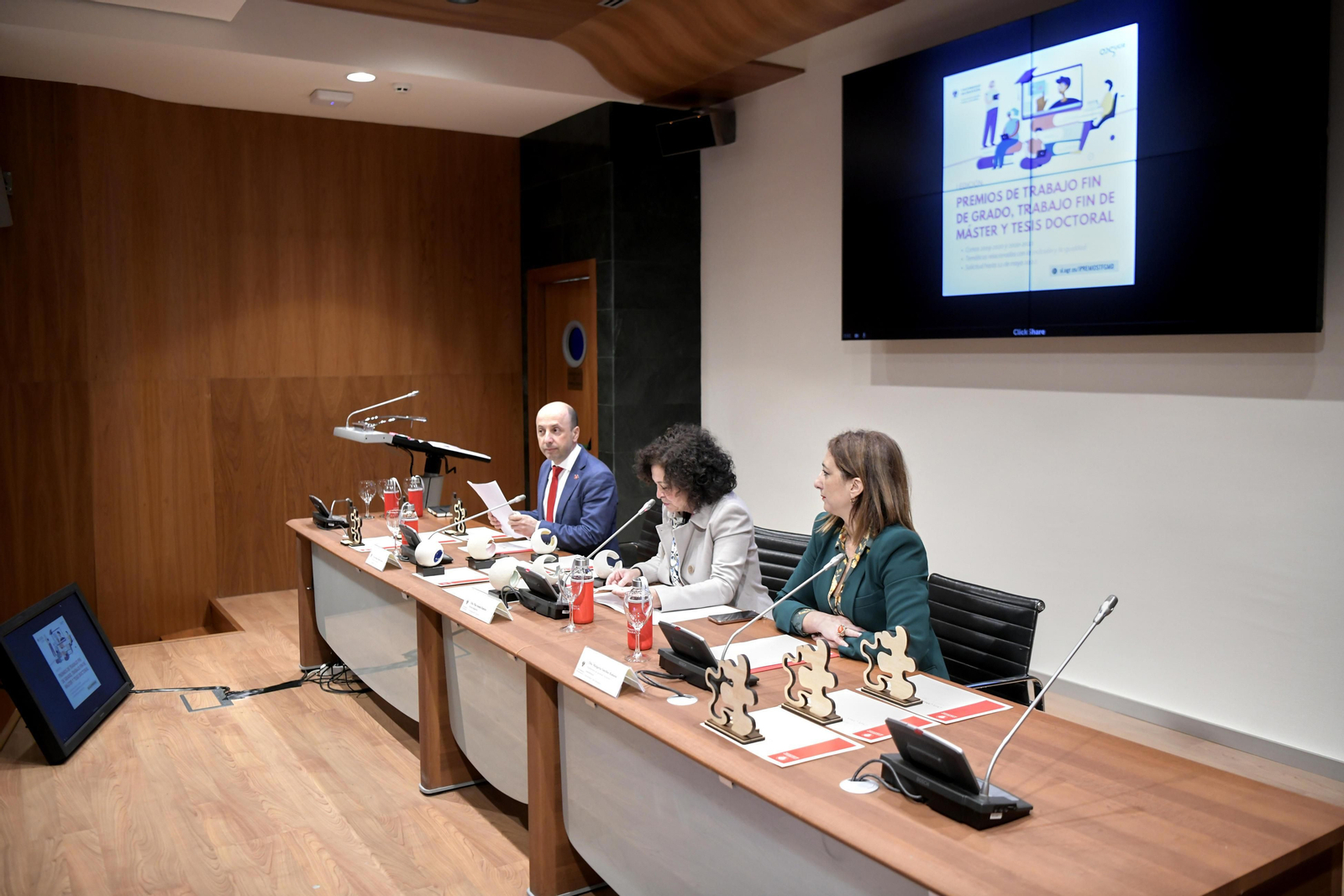 Entrega de la primera edición de los premios a los mejores trabajos fin de grado, fin de máster y tesis doctorales del ámbito de la igualdad y la inclusión en la UGR en imágenes