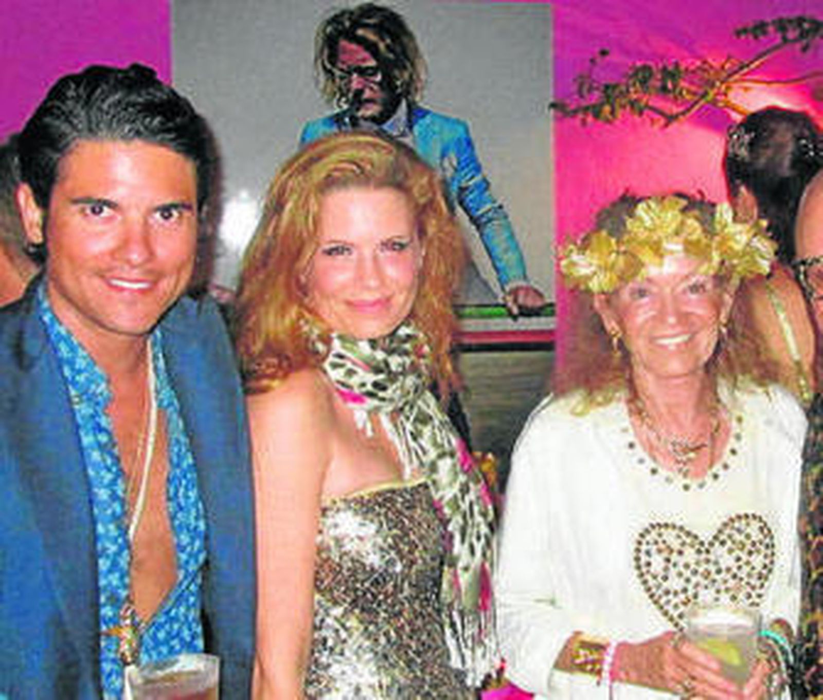 Los anfitiriones Simona Gandolfi y el príncipe Hubertus de Hohenlohe con Rachele Gadolfi.