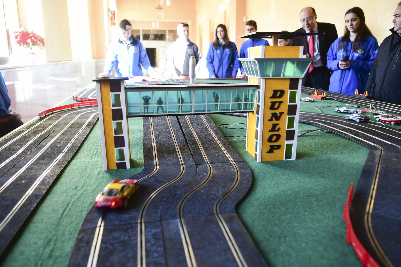 Asistentes a la inauguración de la muestra en el Rectorado.