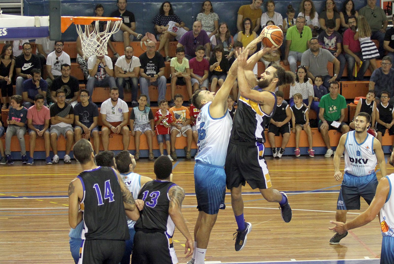 Lewis intenta anotar durante un partido en el Estrada ante el San Fernando.