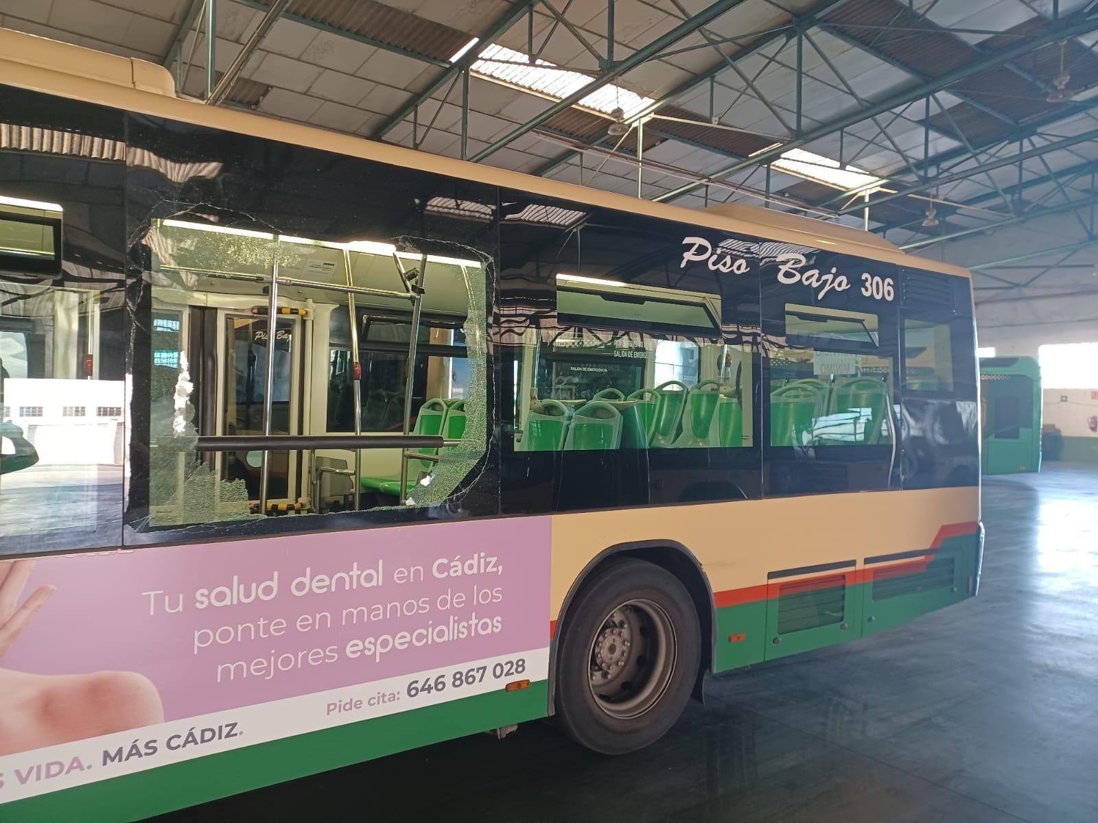 Uno de los autobuses atacados este fin de semana.