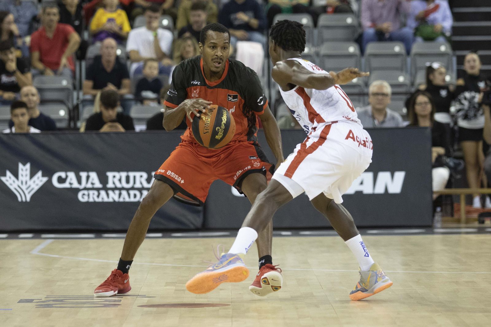 Acción de ataque del Covirán Granada en un partido en el Palacio