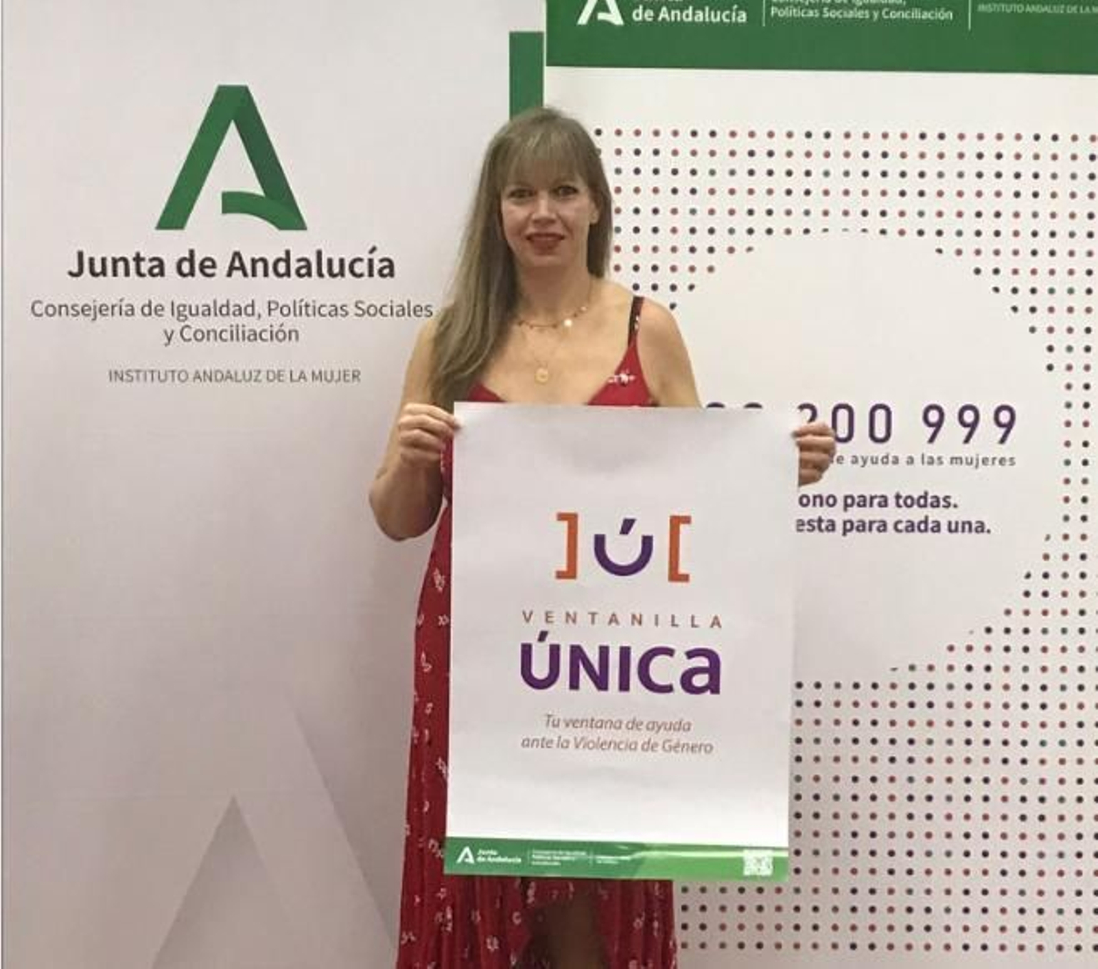 Lourdes Arroyo sujeta el cartel del programa 'Ventanilla única'.