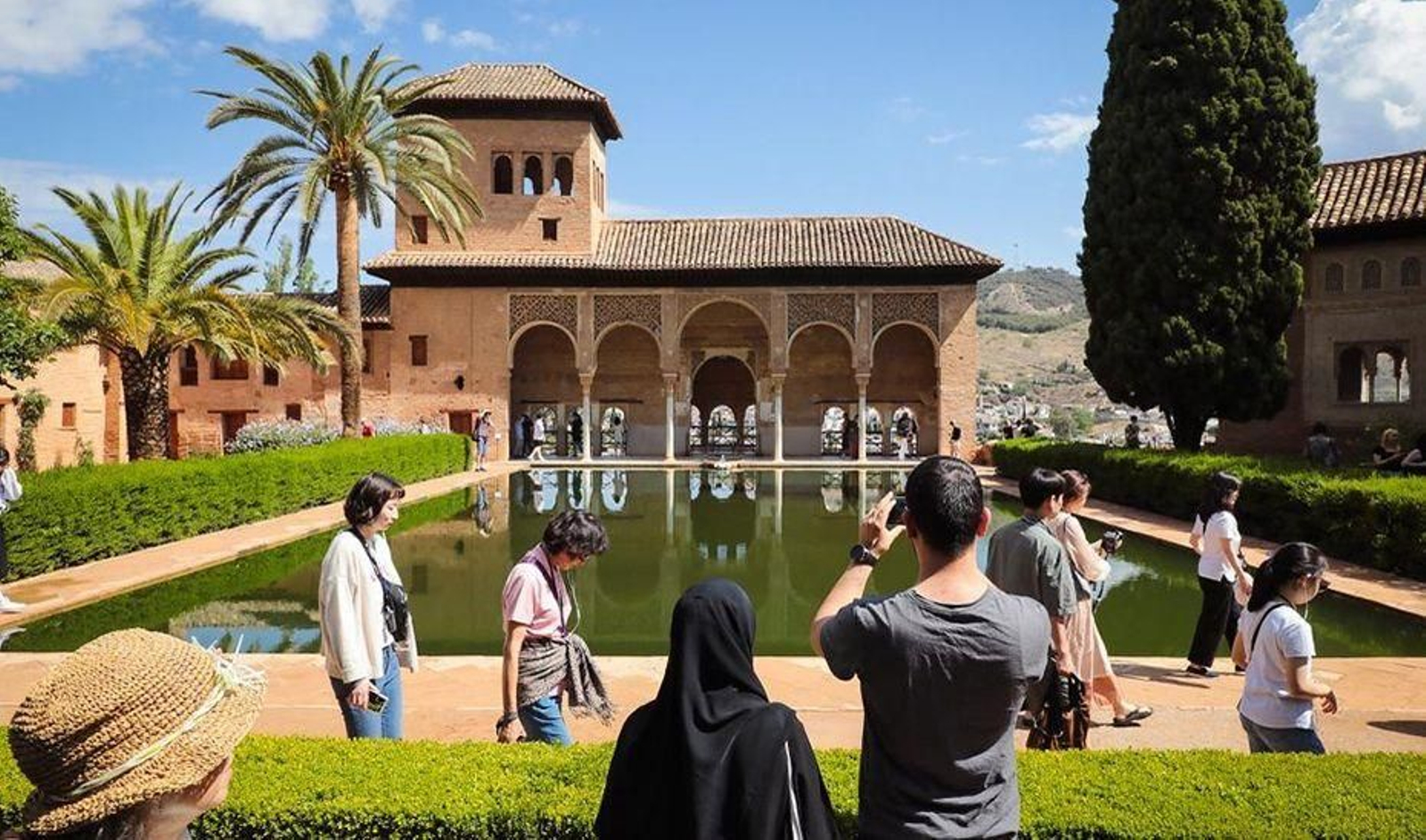 Un grupo de turistas  visita la Alhambra de Granada.