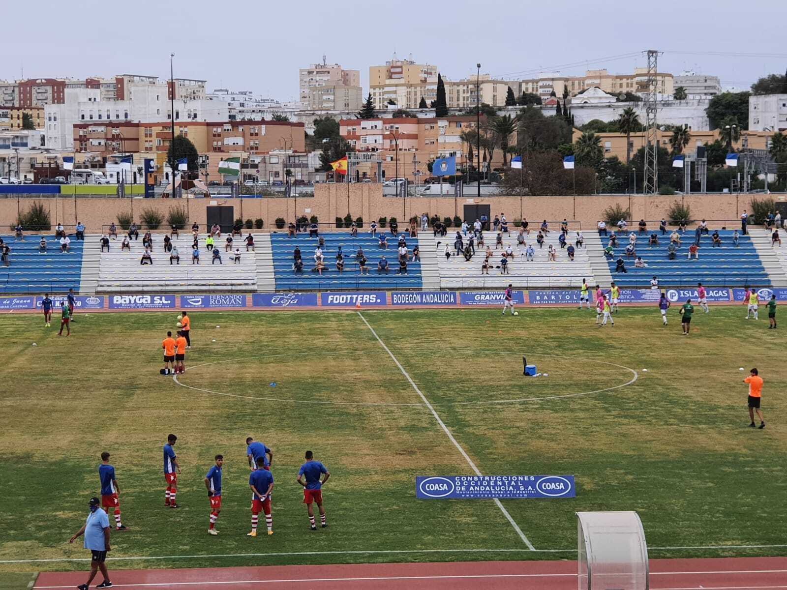 El fútbol regresó con presencia de aficionados en las gradas, donde respetaron la distancia exigida.