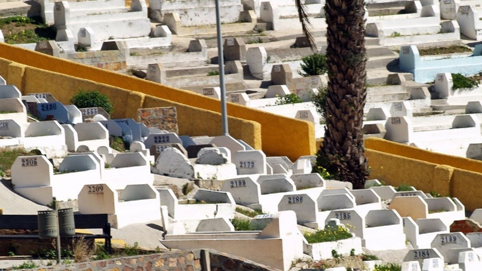 Tumbas en el cementerio musulmán de Ceuta. Tumbas en el cementerio musulmán de Ceuta.