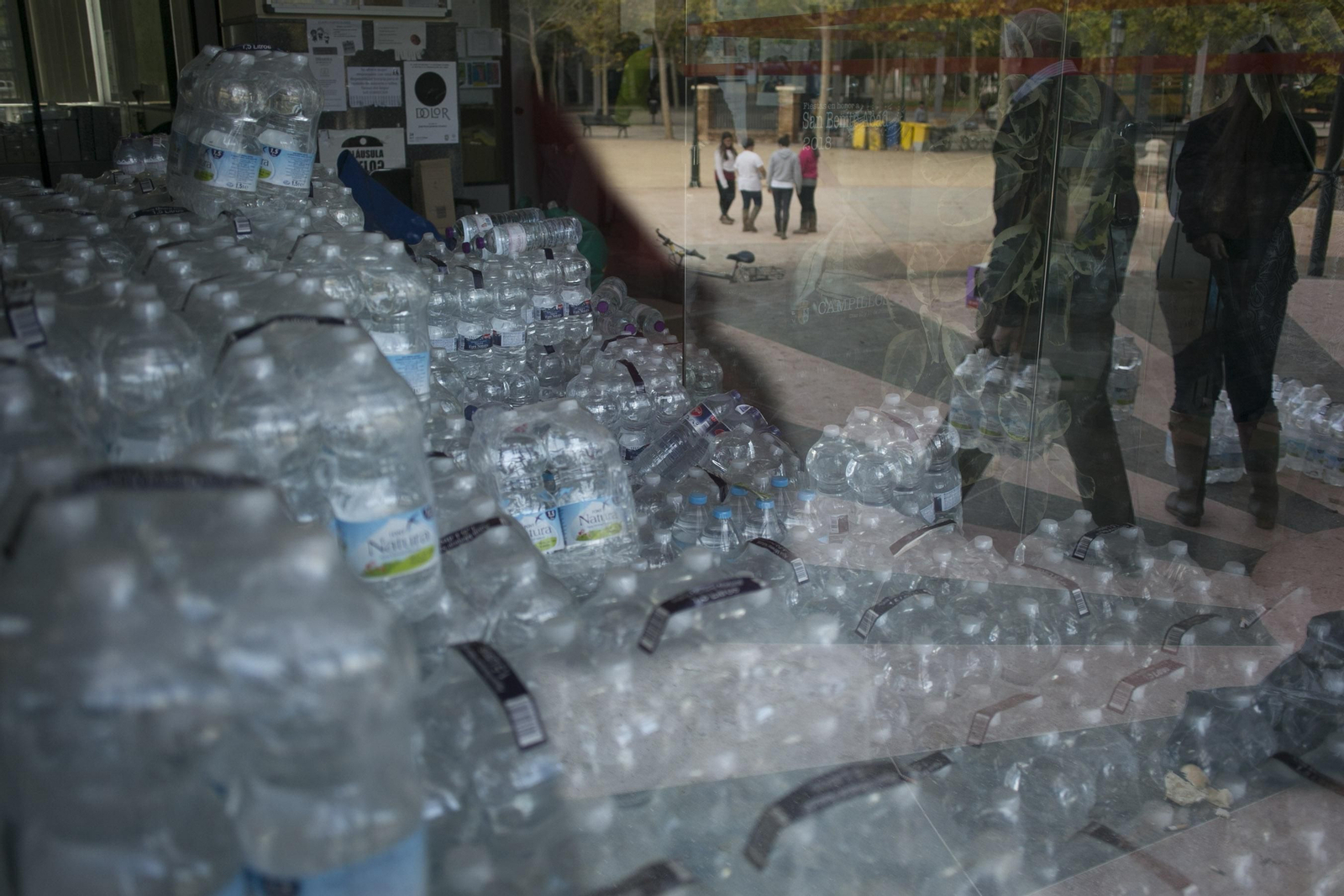 Vecinos recogen agua en el Ayuntamiento de Campillos tras el desabastecimiento por inundaciones.