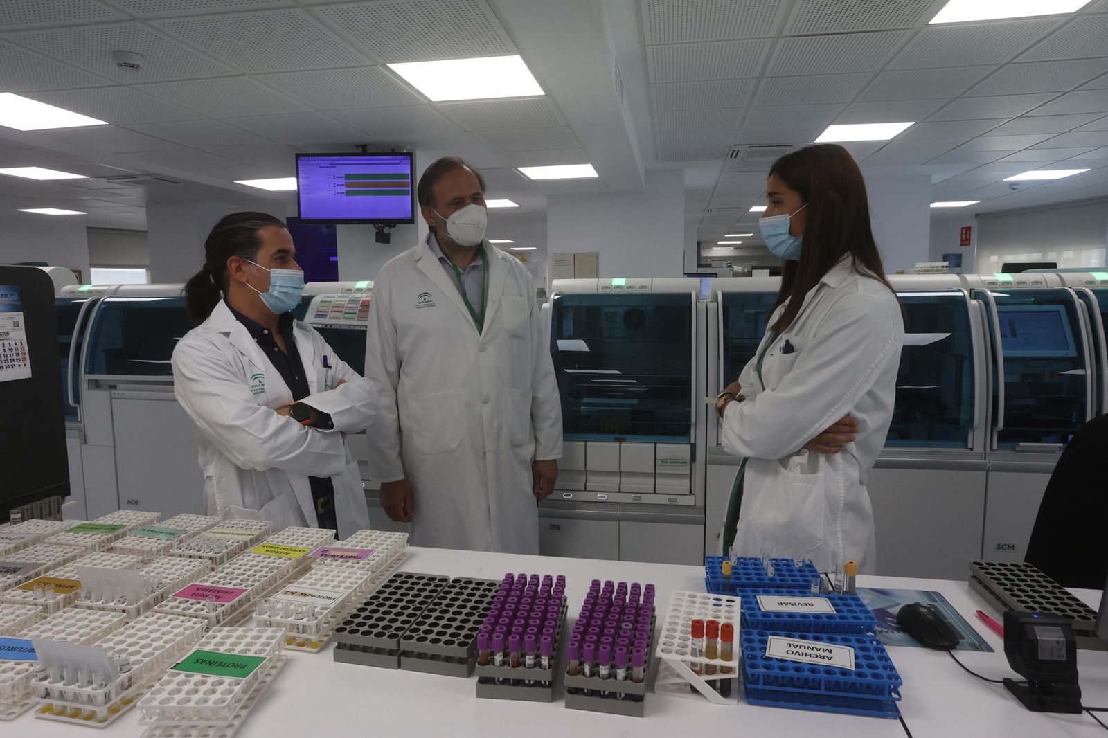 De izquierda a derecha, Antonio Barco, el jefe de servicio de Análisis Clínicos del Macarena, Antonio León Justel, y Teresa Arrobas.