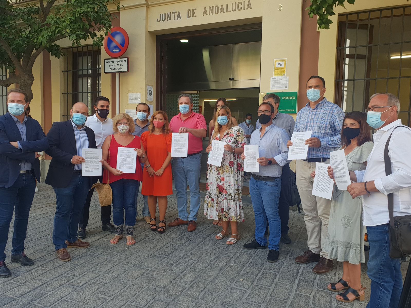 Alcaldes del PSOE de las zonas afectadas por el virus del Nilo, con la secretaria provincial, antes de entregar la carta al delegado del Gobierno de la Junta.