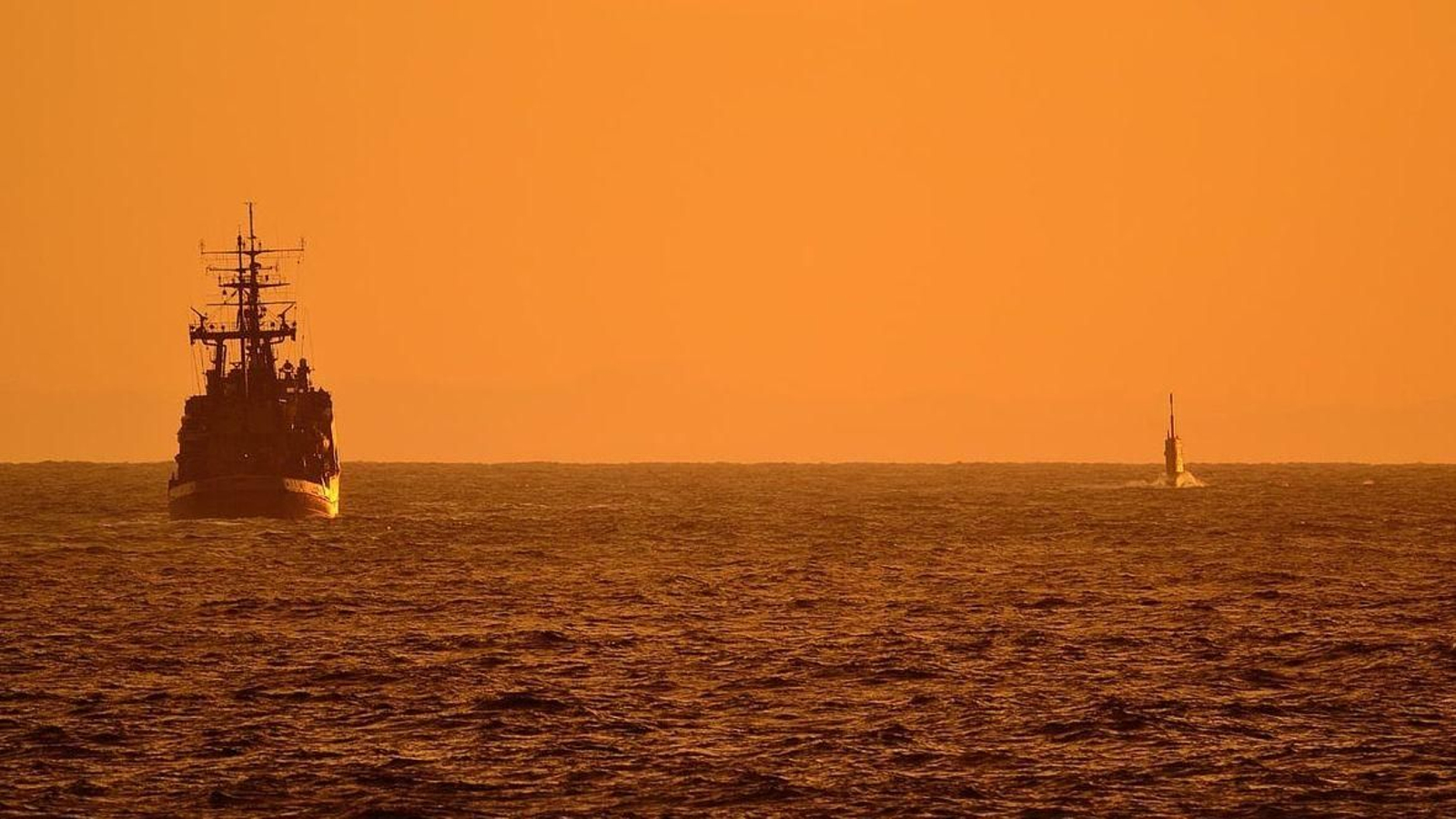 Un buque de la Armada española junto a un submarino.