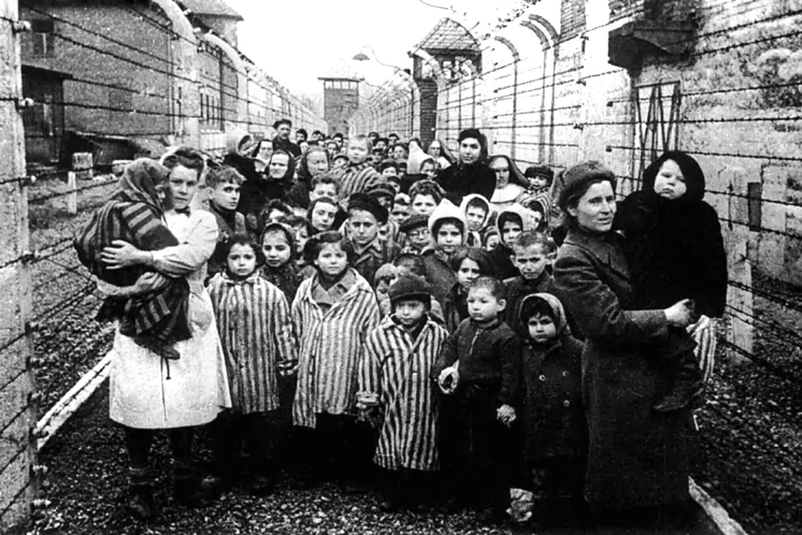 Víctimas del Holocausto en un campo de concentración.