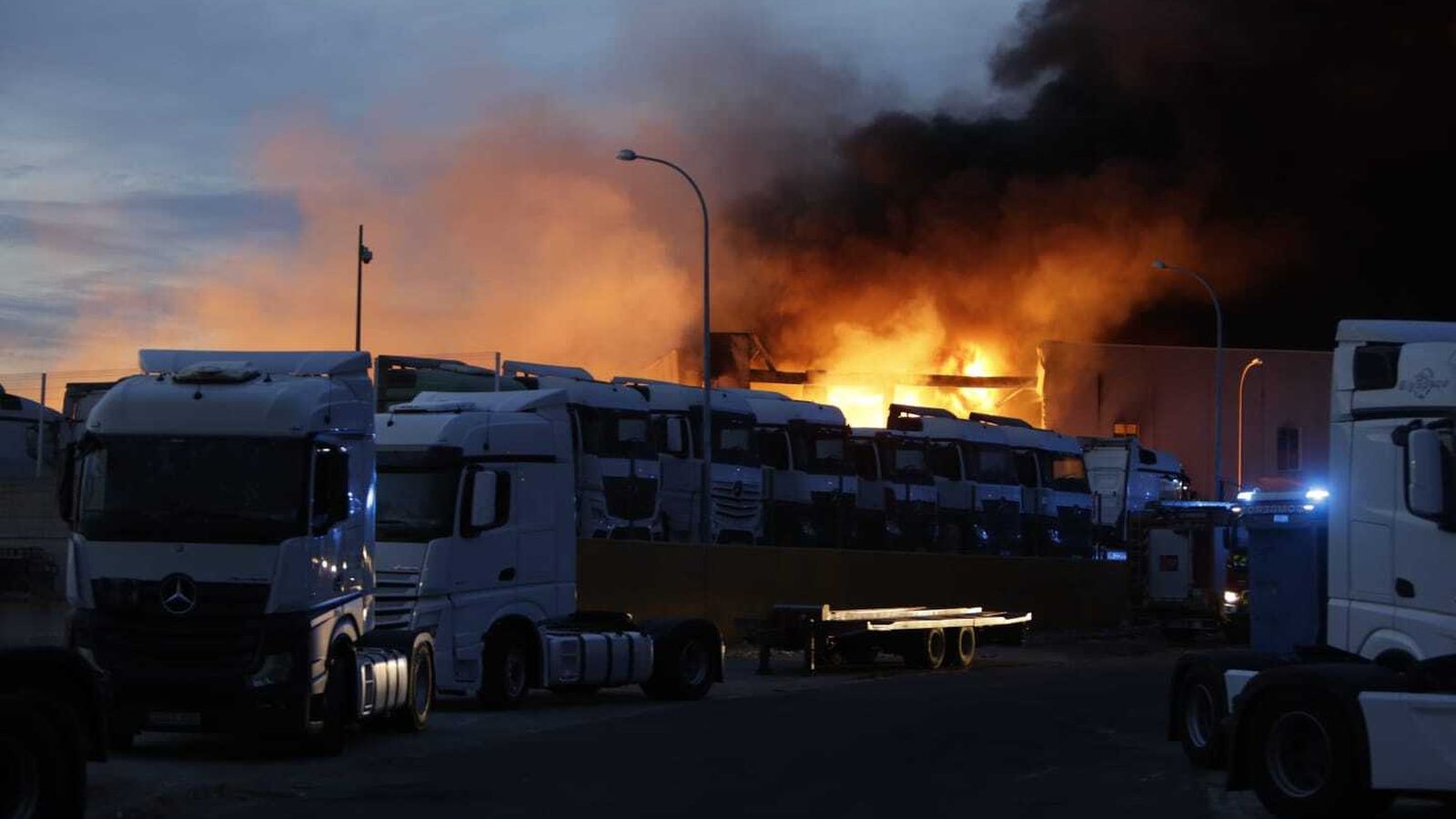 Las llamas muy cerca de los camiones.
