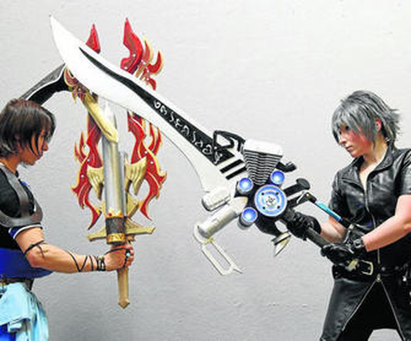 Dos jóvenes, en uno de los tradicionales concursos de espadas de los encuentros mangas.