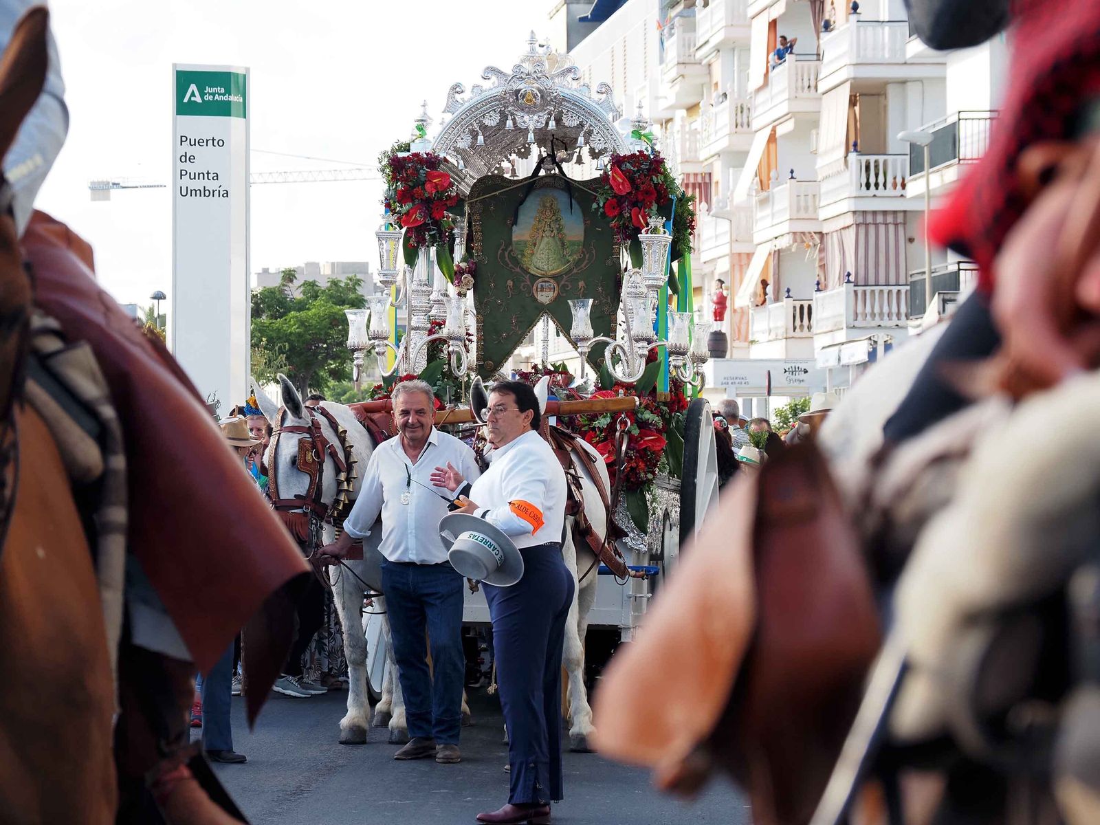 Salida de la Hermandad de Punta Umbría hacia El Rocío.