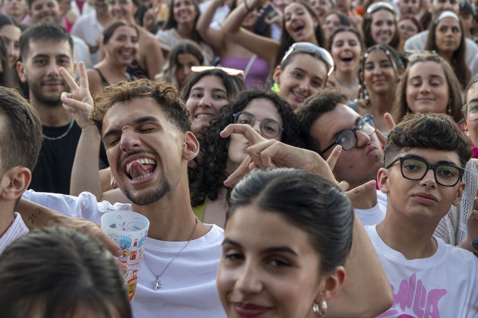 Búscate en las imágenes del concierto de Emilia en Concert Music Festival