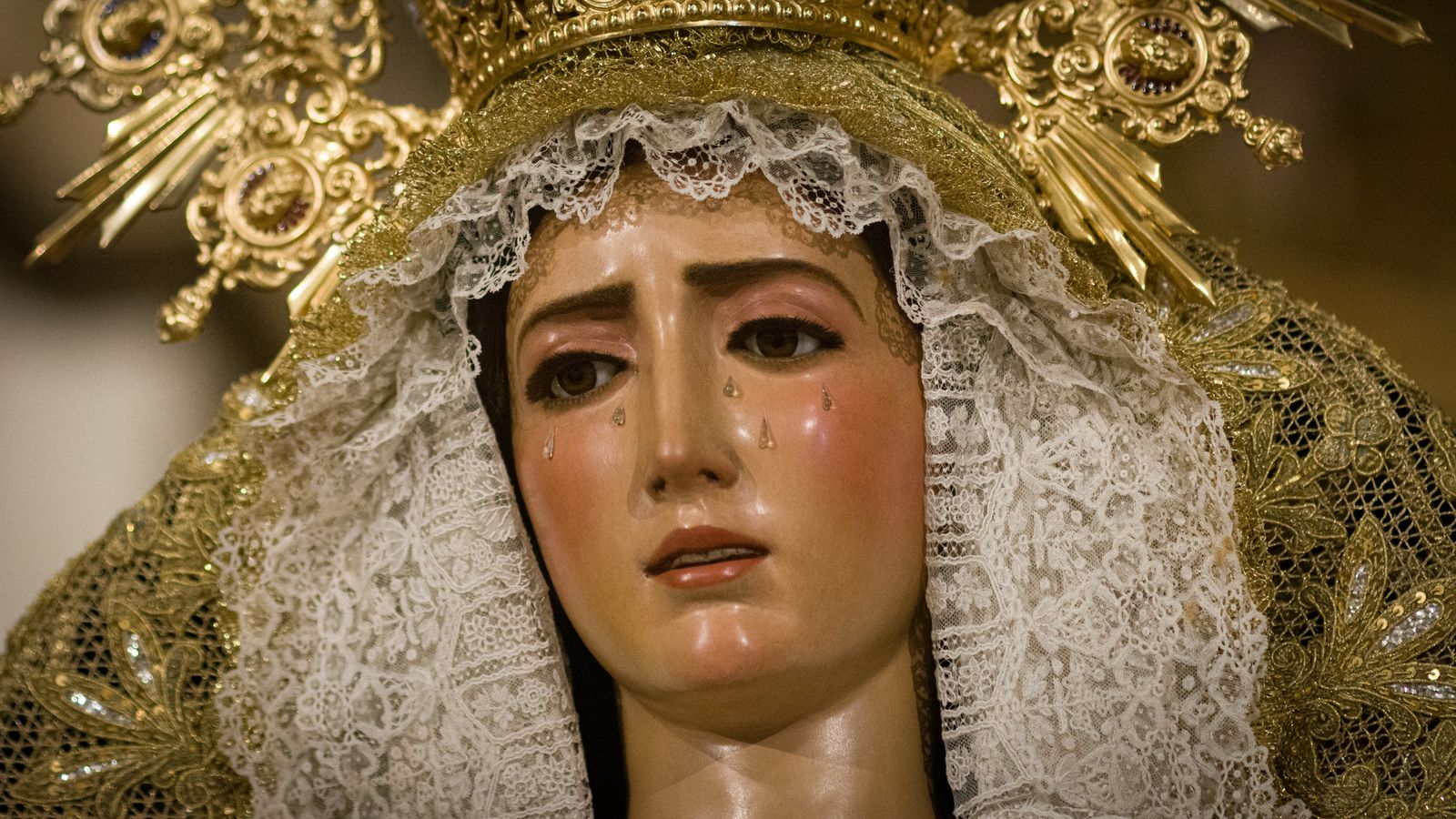 La Virgen del Dulce Nombre se encuentra en veneración en el altar mayor de San Lorenzo