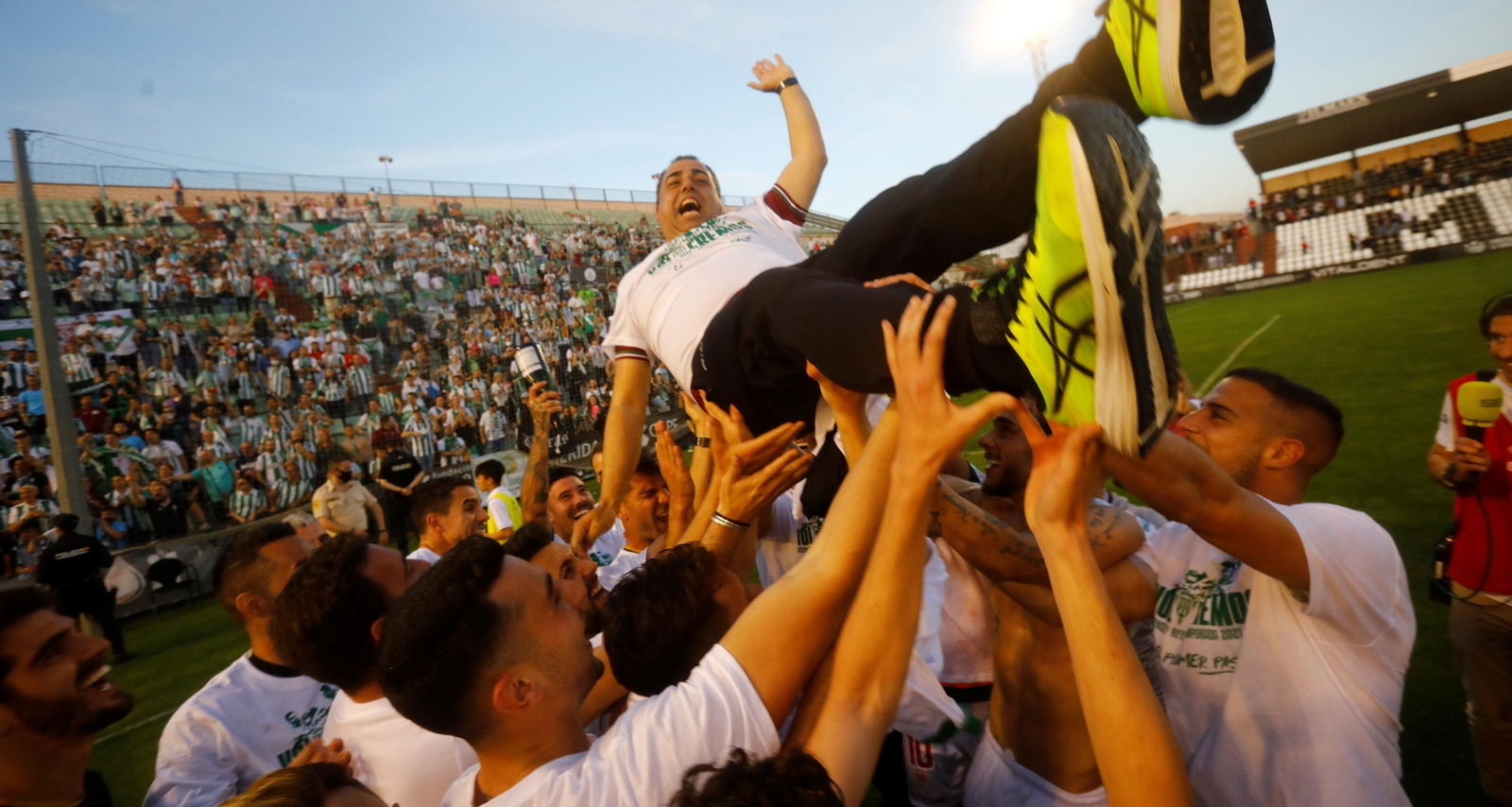 El técnico del Córdoba CF, Germán Crespo, es manteado por sus jugadores tras el ascenso en Mérida.