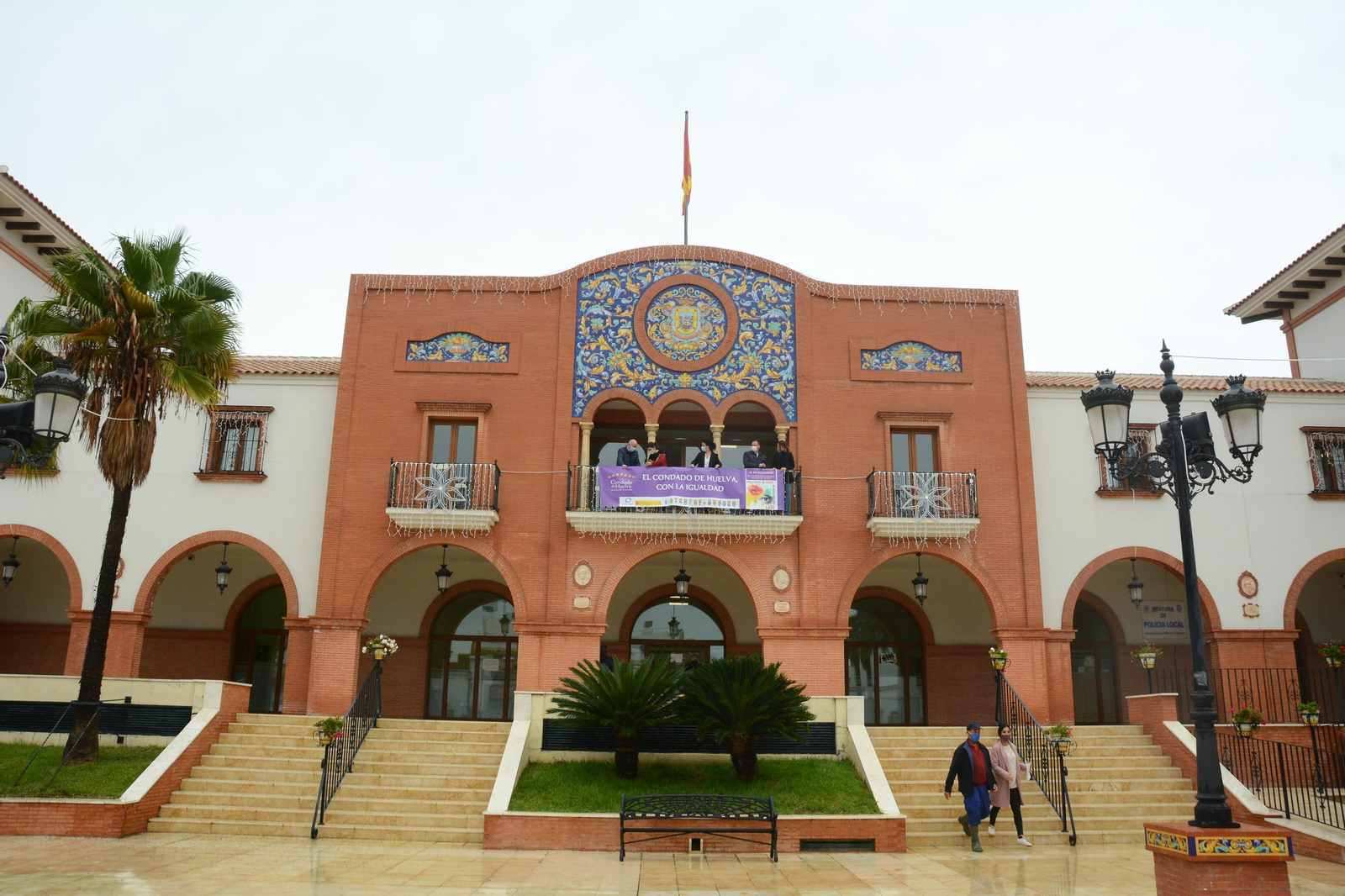 La fachada del Ayuntamiento con la pancarta contra la violencia machista