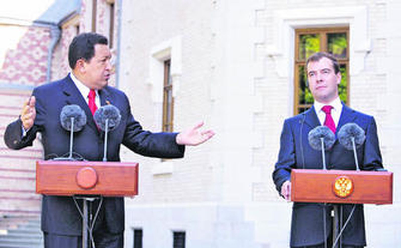 Hugo Chávez y Dimitri Medvedev, ayer en Moscú.