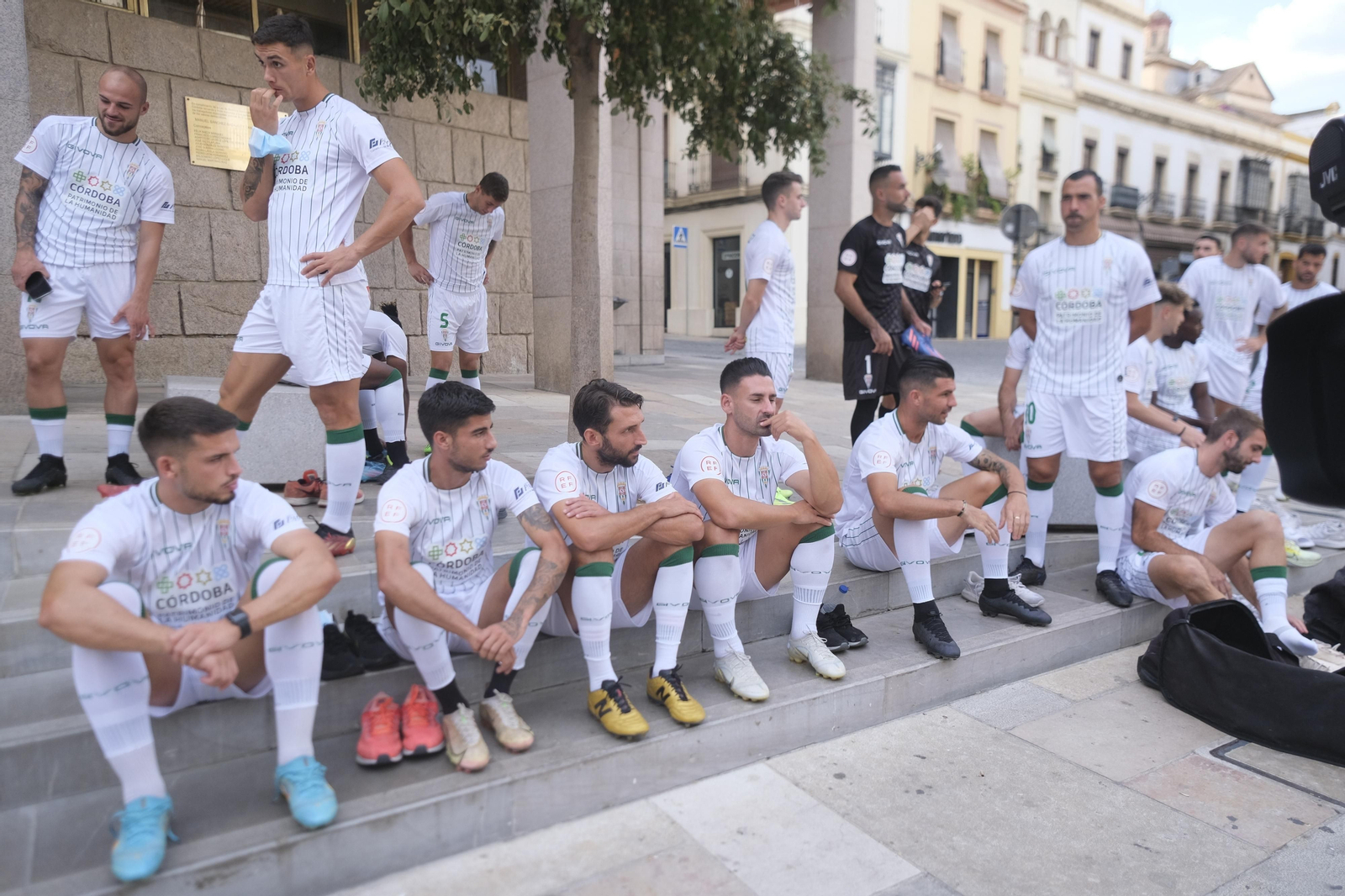 La visita del Córdoba CF al Ayuntamiento de Córdoba, en imágenes