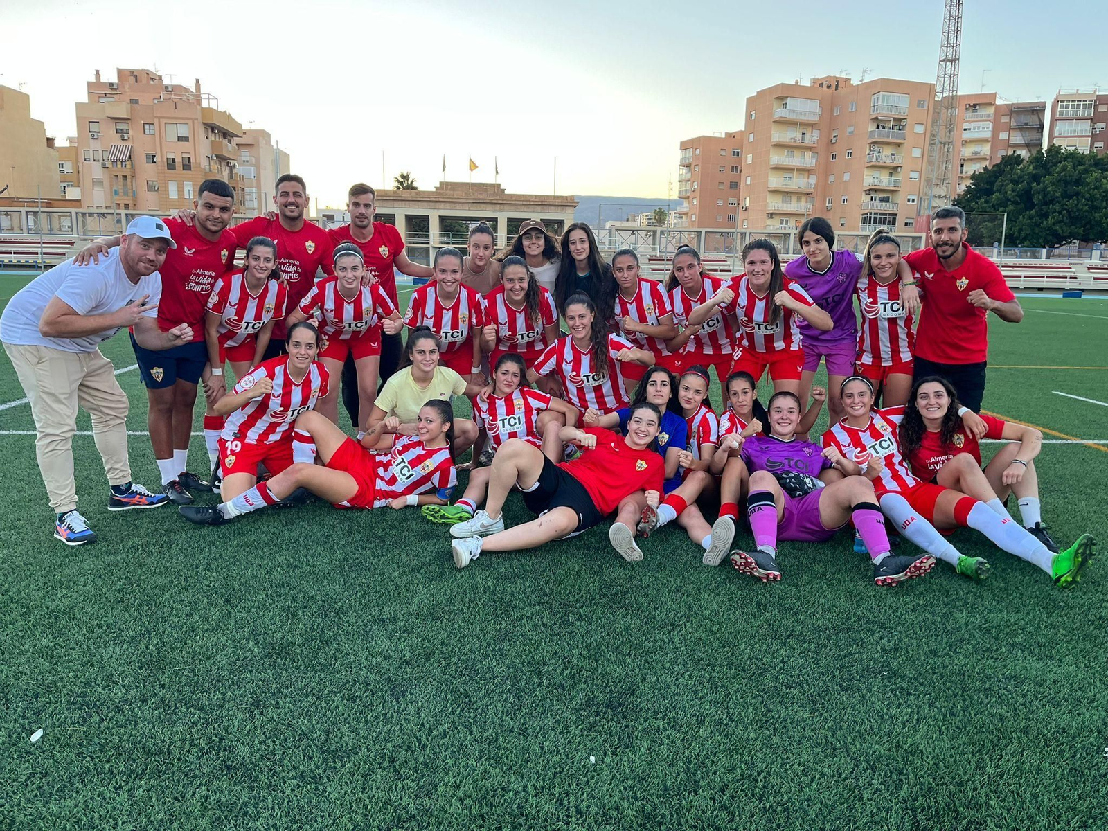 Las rojiblancas celebran el triunfo conseguido ante Mislata en el Estadio de la Juventud Emilio Campra.