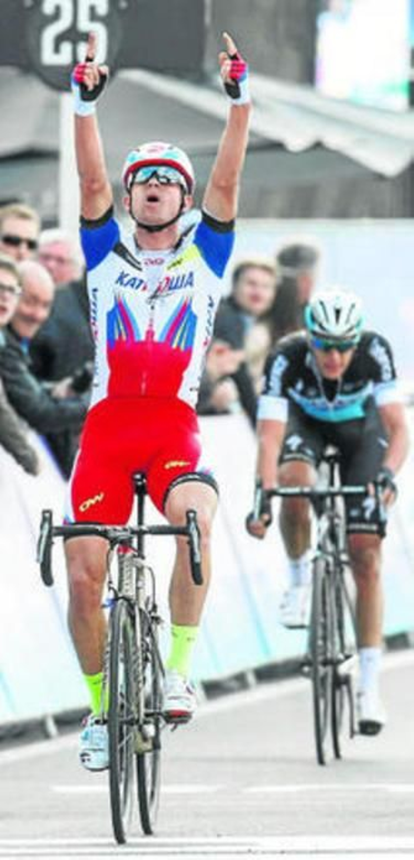 Kristoff mira al cielo al vencer en la meta a Terpstra.