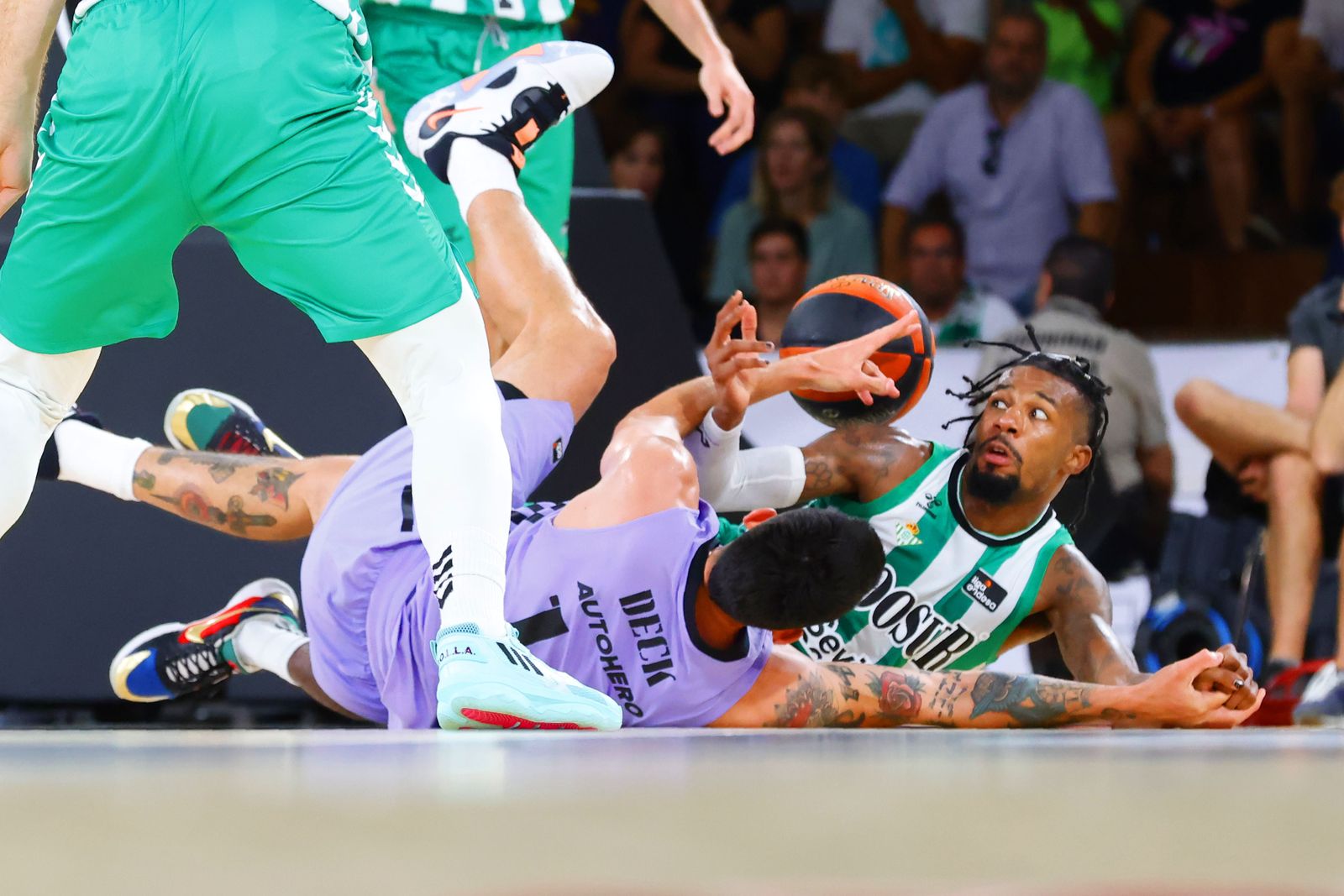 Evans pelea por el balón por los suelos con Deck.