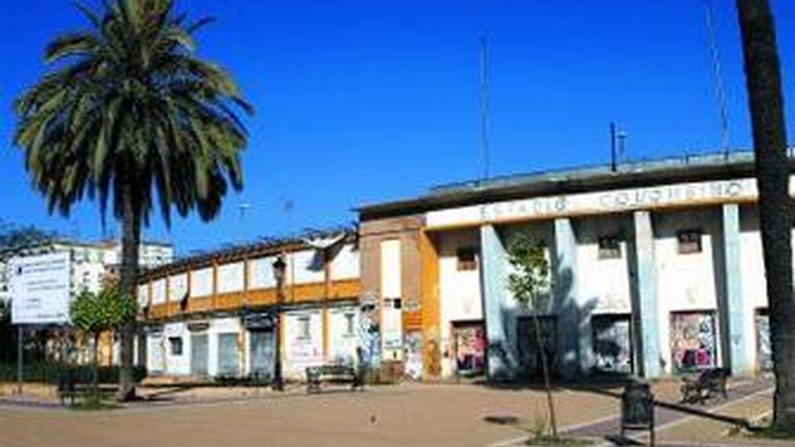 Portada del antiguo estadio Colombino en la barriada de Isla Chica.