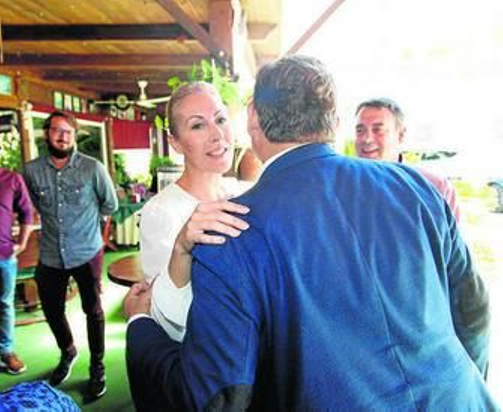 Sandra Cabrera saluda a Javier Reviriego a su llegada a El Cortijo de Guadacorte.