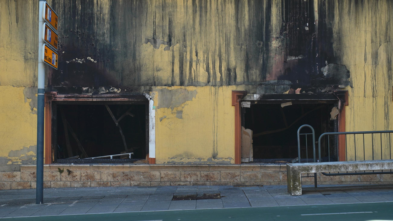 Fotos del edificio abandonado en la avenida Gesto por la Paz de Algeciras una semana después de incendiarse
